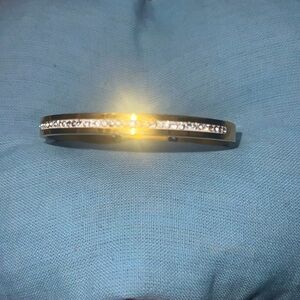 This is a gold bracel with a claps opening.